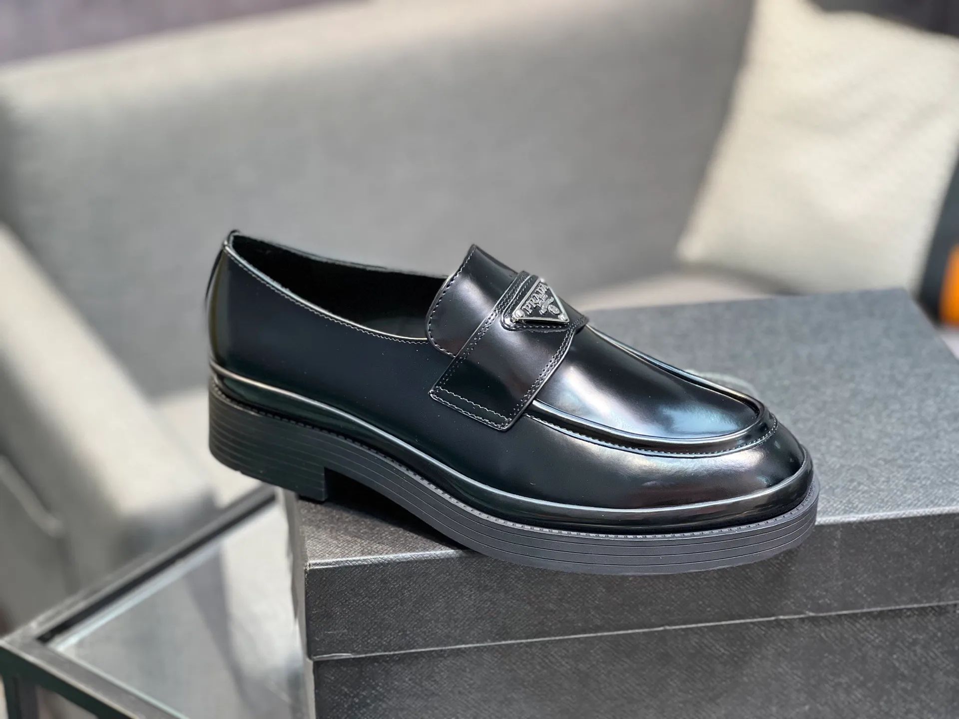 Men's clothing and shoes 💰860 Prada/Prada's new glossy leather loafers are made of open-edge beaded uppers imported from Italy, slip-on loafers style, large piece splicing design, durable and non-deforming, heavy-duty construction, exquisite mark stitching, same material ribbon decoration, blending classic and modern styles, lining with dyed calfskin, standard PRADA logo cowhide feet, original ultra-light matte texture and embossed leather outsole, light and not tired, excellent shock absorption effect, full foot comfort! Size: 39-44 (customized at 38.45)